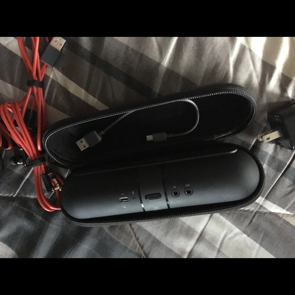 Package beats &two sets of headphones red n white - Picture 7 of 7